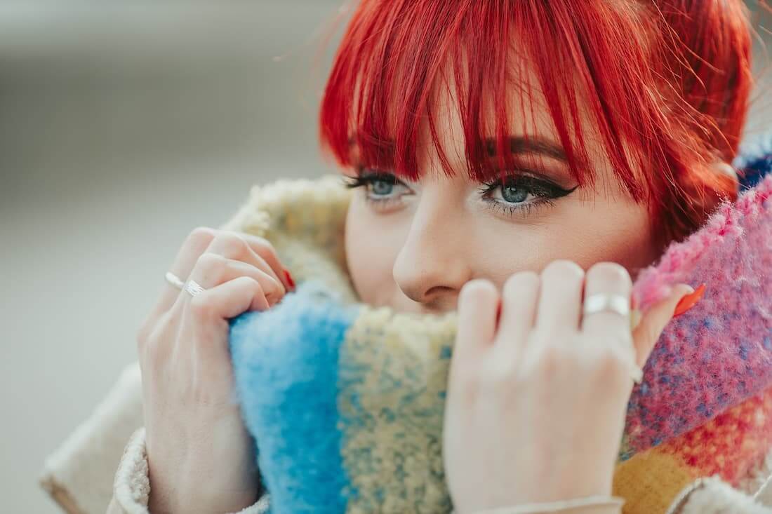 długa grzywka kobieca inspiracje na cienkich włosach