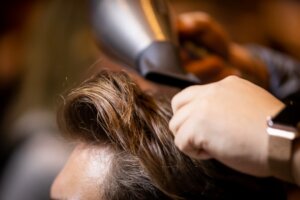 fryzjer warszawa męski fryzura na bok