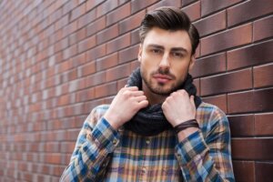 Męskie fryzury z grzywką - nasze przykłady stylizacji ze stylową brodą lub bez