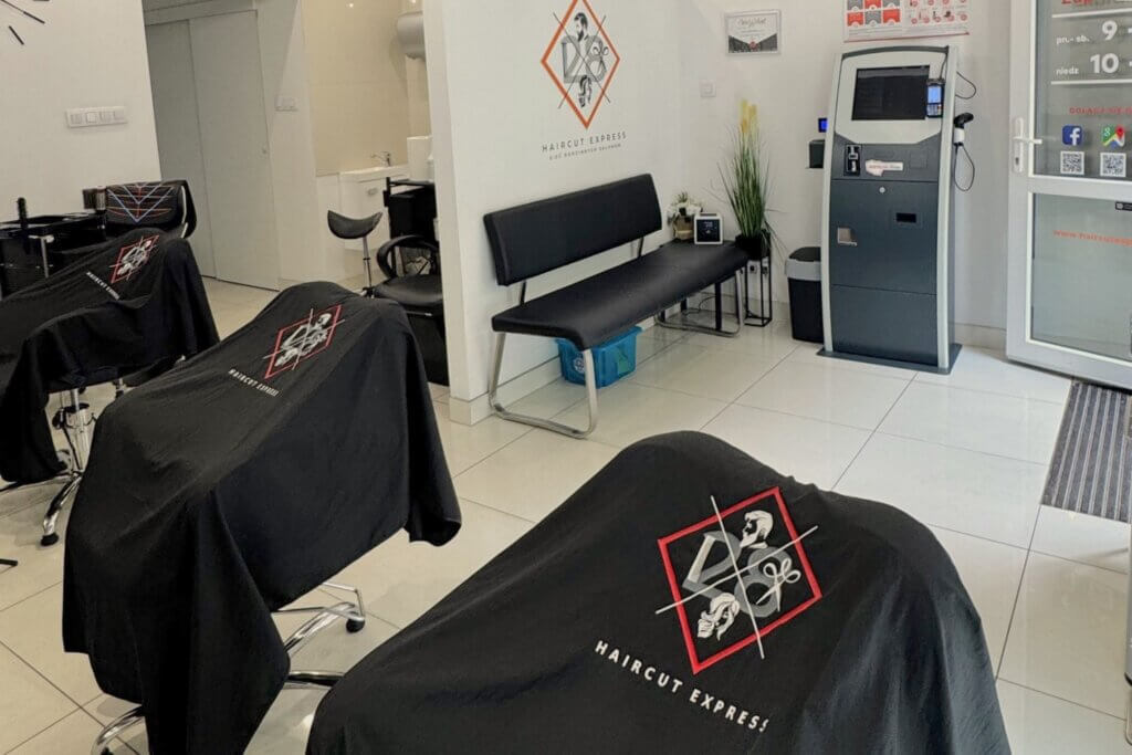 Wnętrze salonu fryzjerskiego Haircut Express w Poznaniu, ul. Rybaki 13/1 – stanowiska i terminal płatniczy