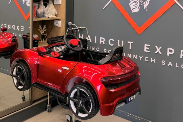 Fotelik-samochodzik dla dzieci w salonie fryzjerskim Haircut Express na Jeżycach w Poznaniu