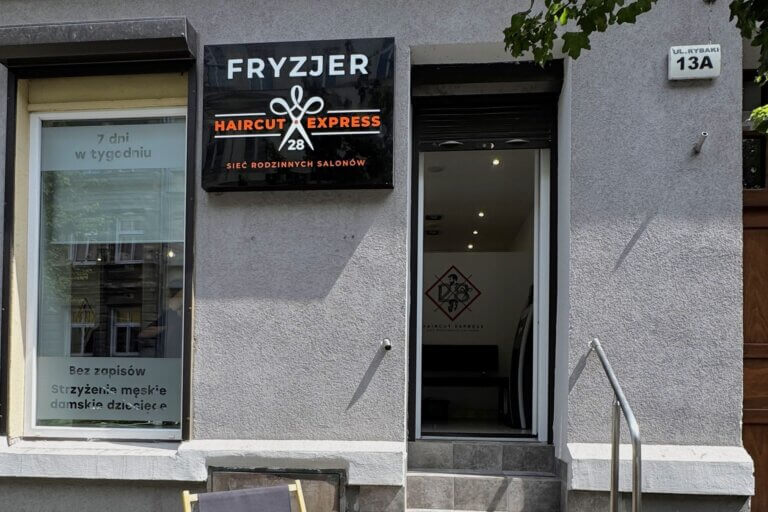Wejście do salonu fryzjerskiego Haircut Express przy ul. Rybaki 13/1 w Poznaniu