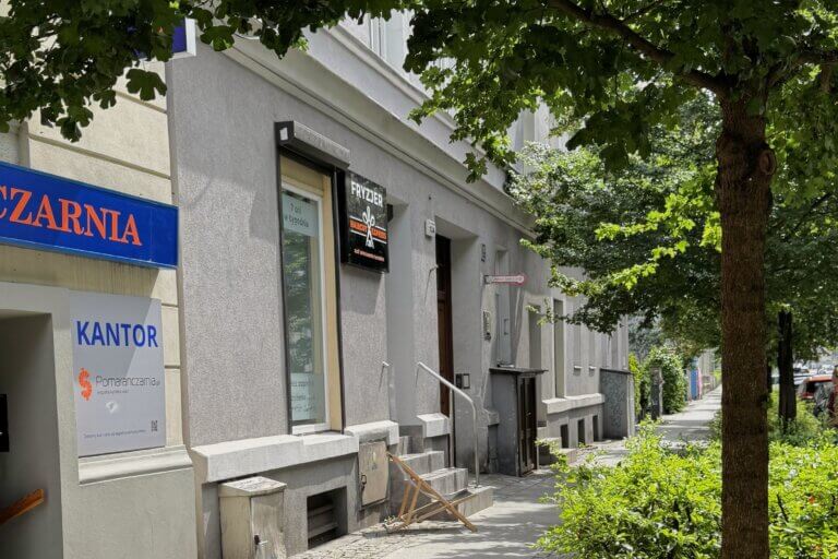 Kamienica przy ul. Rybaki w Poznaniu z salonem fryzjerskim Haircut Express