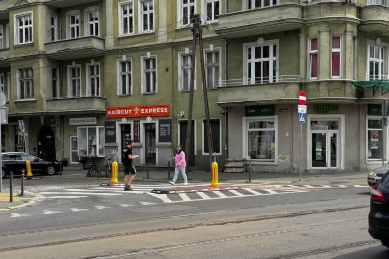 Ulica Traugutta na Wildzie w Poznaniu – salon fryzjerski Haircut Express na parterze kamienicy