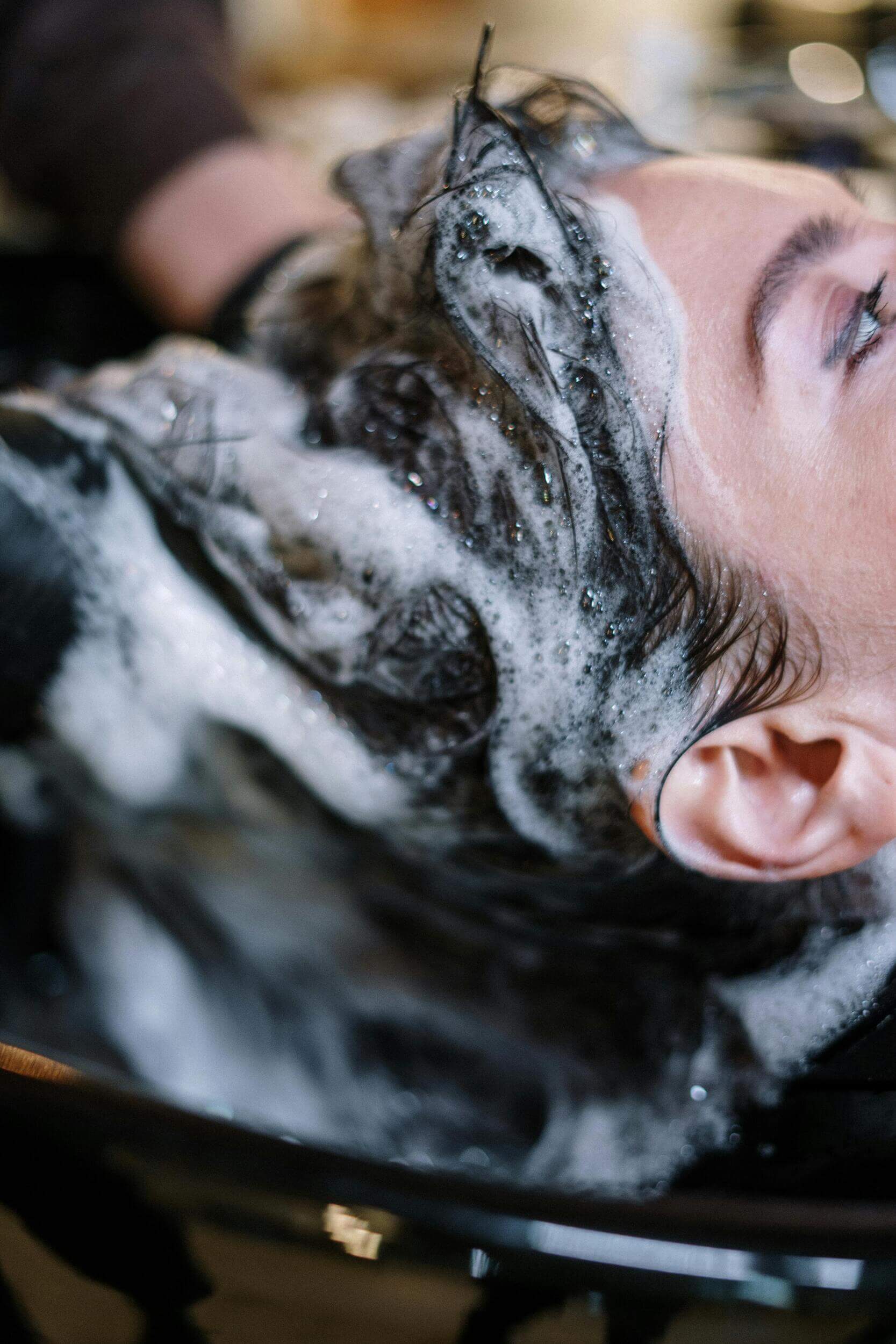 Mycie włosów zimną czy ciepłą wodą -co mówi nauka?
