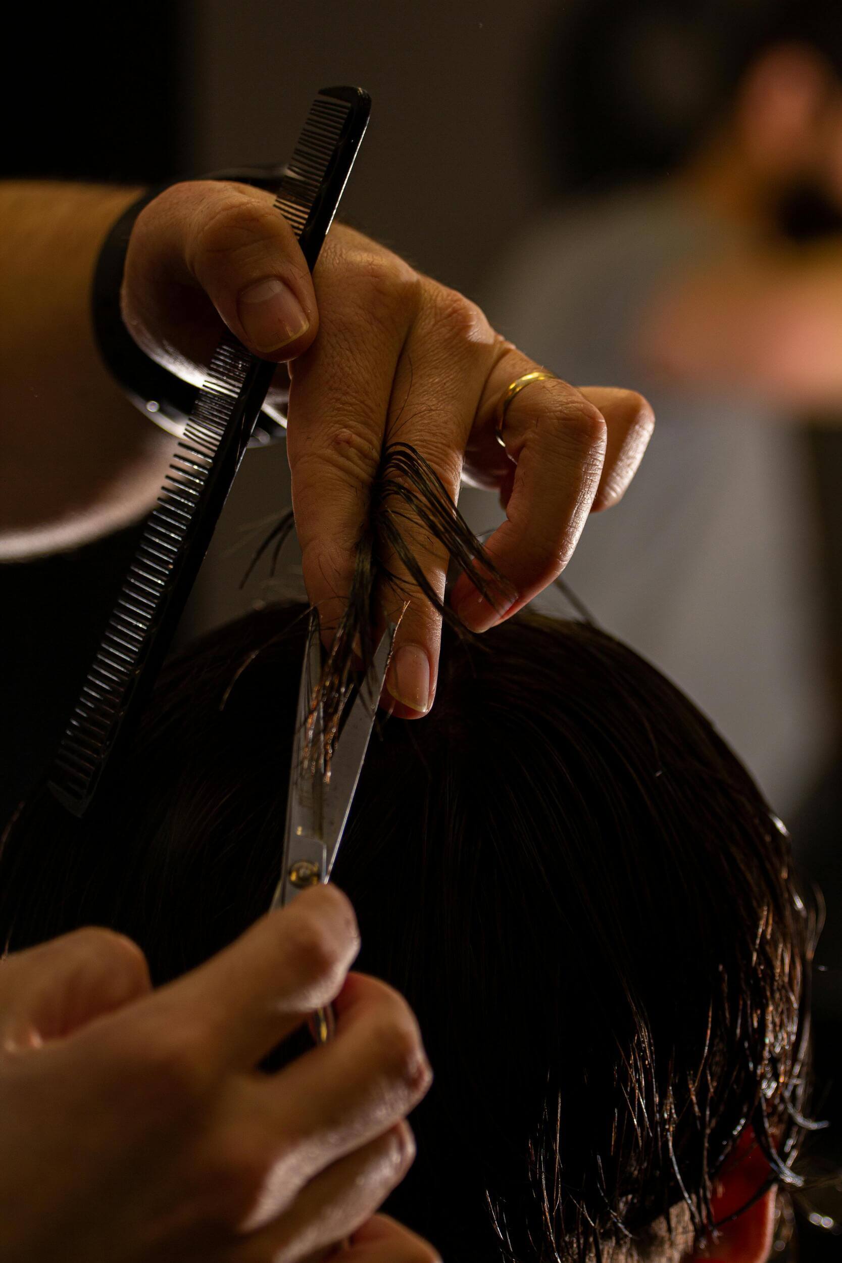 Surfer hair – jak osiągnąć efekt plażowych, nieuczesanych włosów?