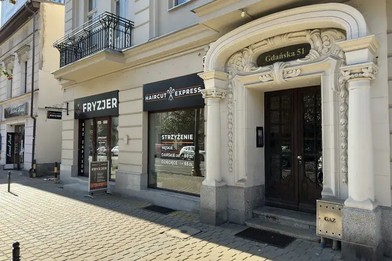 Kamienica przy ul. Gdańskiej 51 w Bydgoszczy – wejście do salonu fryzjerskiego Haircut Express