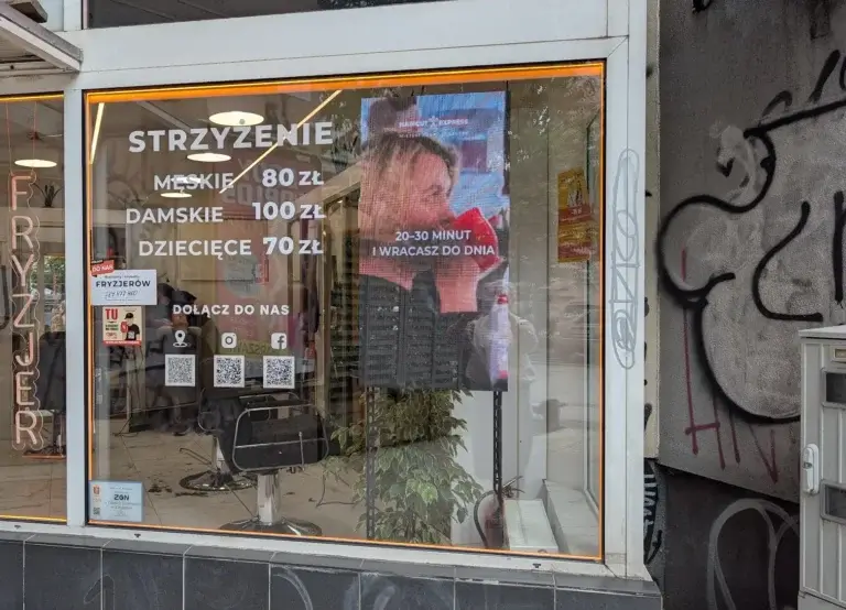 Witryna salonu Haircut Express na Chmielnej z cennikiem strzyżenia męskiego, damskiego i dziecięcego