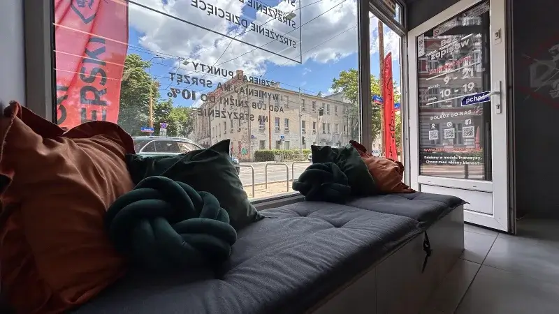 Waiting area by the window in the Haircut Express hair salon in Wrocław, ul. Traugutta 107