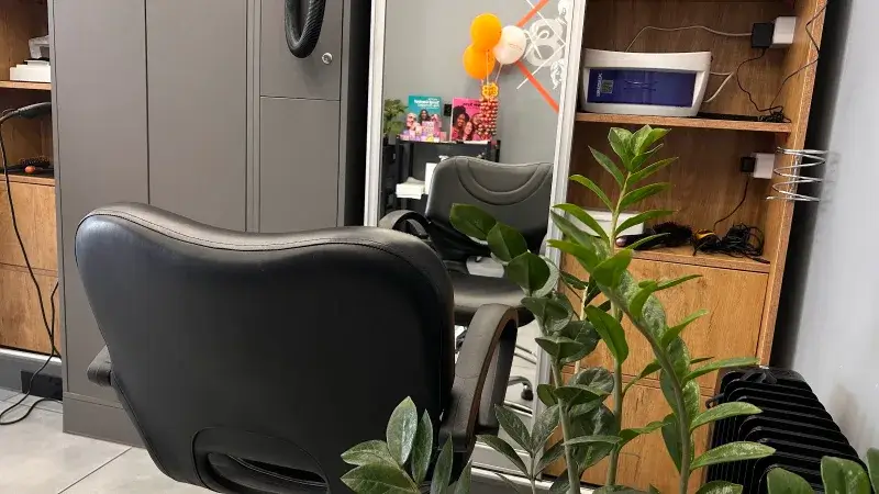 Styling chair and mirror in the Haircut Express salon in Wrocław, ul. Traugutta 107