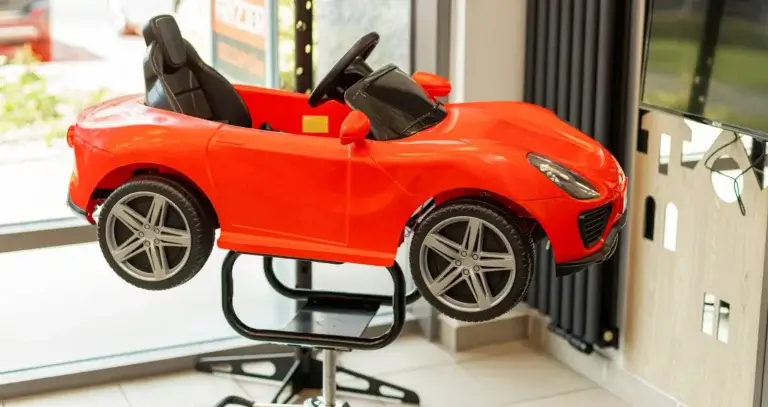 Fotelik-samochód do strzyżenia dzieci w salonie Haircut Express na Gocławiu