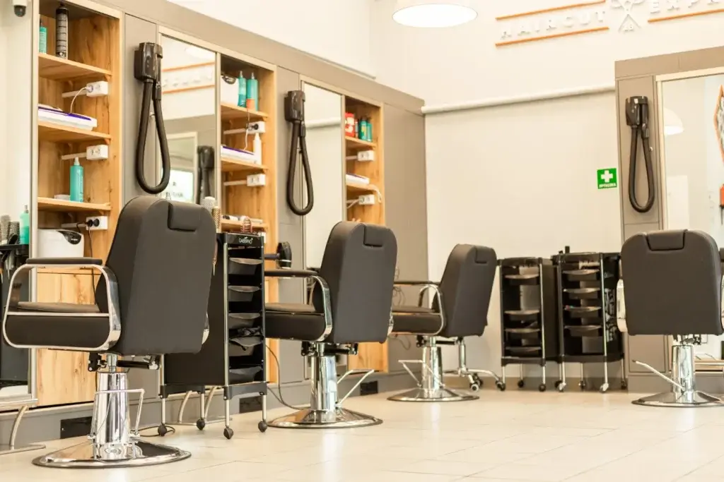 Stanowiska fryzjerskie w salonie Haircut Express przy ul. Jana Nowaka-Jeziorańskiego 7 na Gocławiu