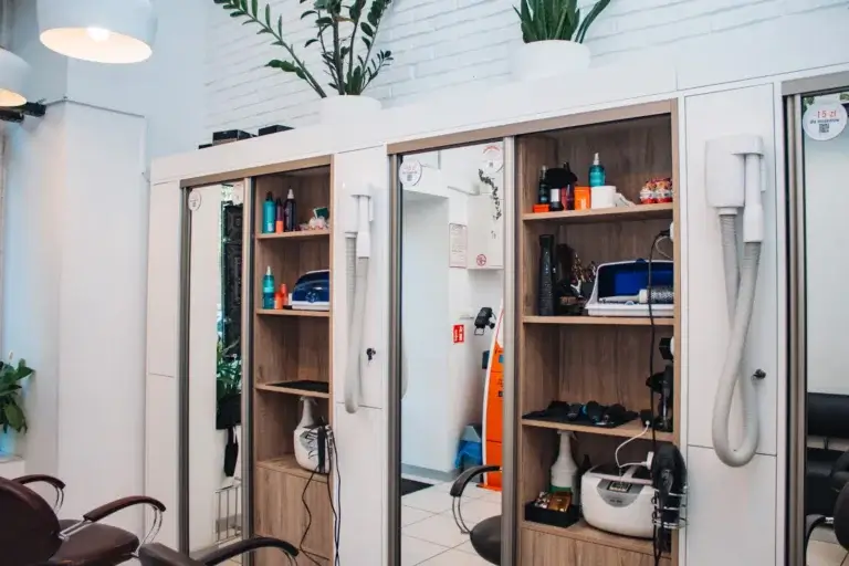 Stanowiska fryzjerskie w salonie Haircut Express przy ul. Rakowieckiej 47