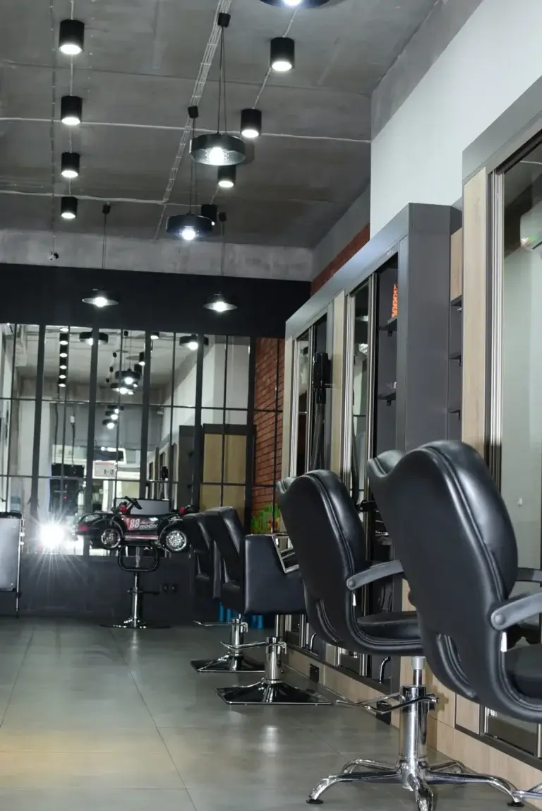 Stanowiska fryzjerskie w salonie Haircut Express przy ul. Cybernetyki 15