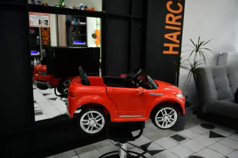 Fotelik-samochód do strzyżenia dzieci w salonie Haircut Express przy ul. Racjonalizacji 1