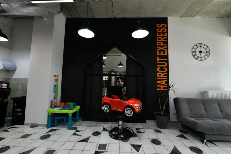Дитячий куточок – Перукарня Haircut Express, ul. Racjonalizacji 1, Варшава