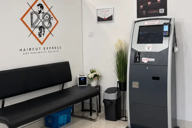 Зона очікування і платіжний термінал – Перукарня Haircut Express, ul. Rybaki 13/1, Познань