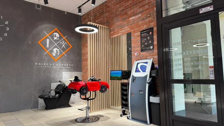 Дитяче крісло і платіжний термінал – Перукарня Haircut Express, ul. Słowiańska 38F, Познань