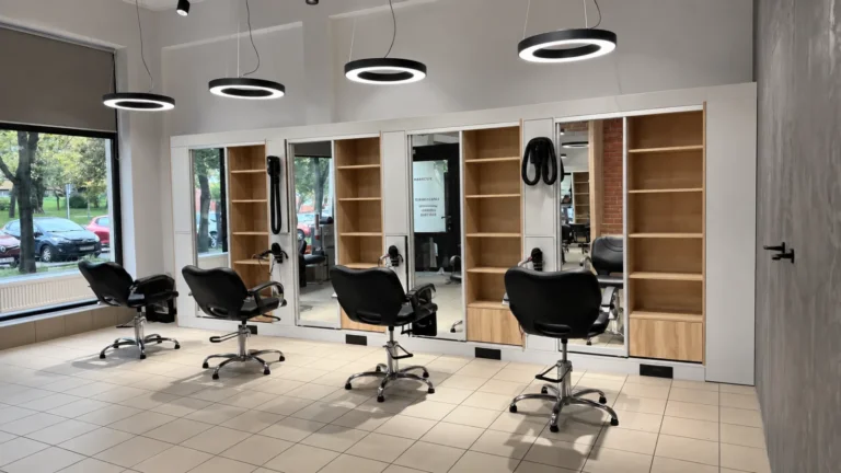 Робочі місця перукарів – Перукарня Haircut Express, ul. Słowiańska 38F, Познань