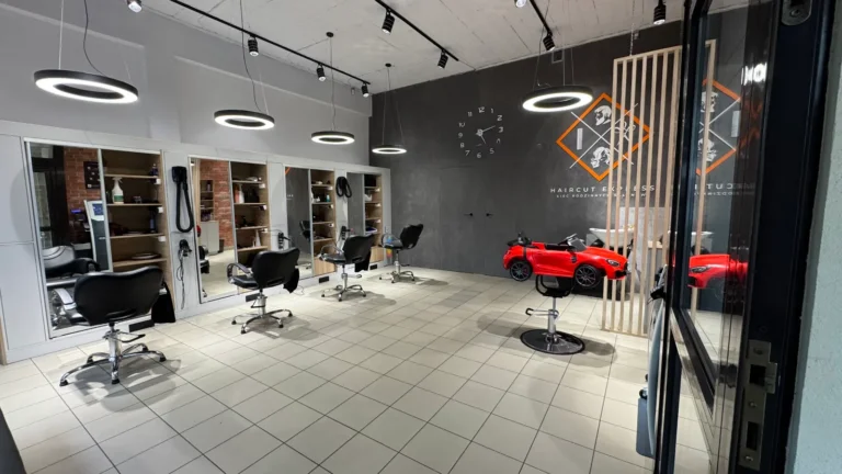 Інтер’єр і дитячий куточок – Перукарня Haircut Express, ul. Słowiańska 38F, Познань