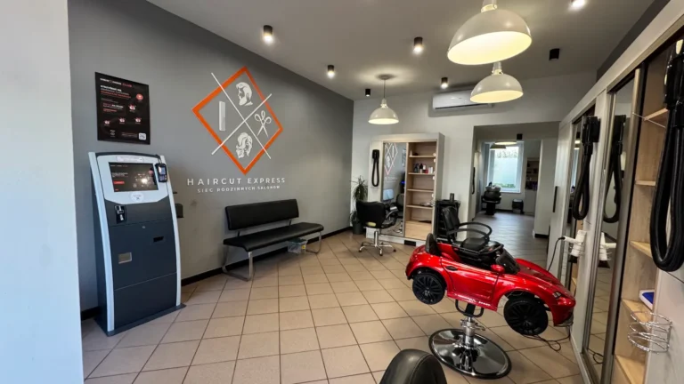 Дитяче крісло і платіжний термінал – Перукарня Haircut Express, ul. Traugutta 28/3b, Познань