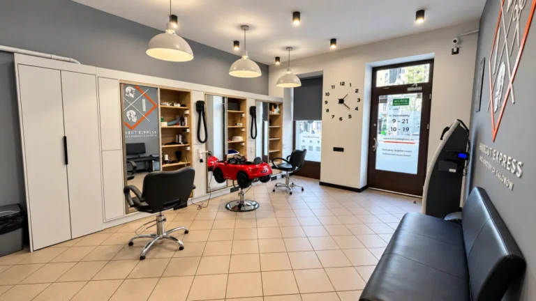 Робочі місця перукарів – Перукарня Haircut Express, ul. Traugutta 28/3b, Познань