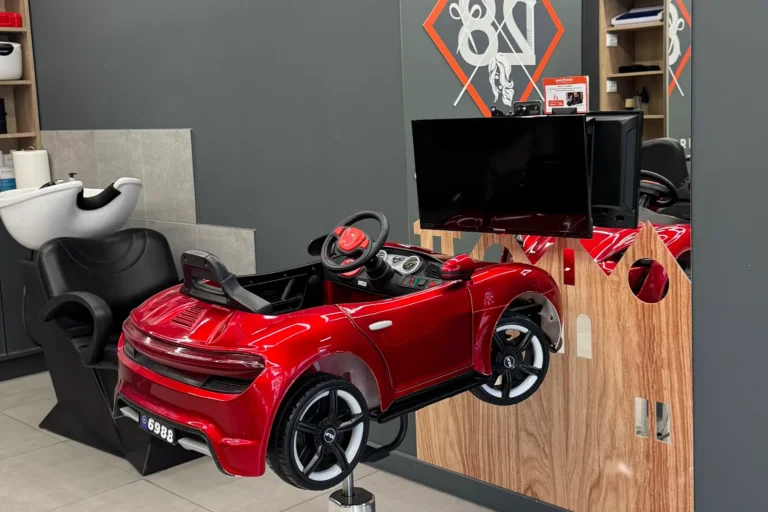 Крісло-машинка для дітей – Перукарня Haircut Express, ul. Zwierzyniecka 32/39, Познань