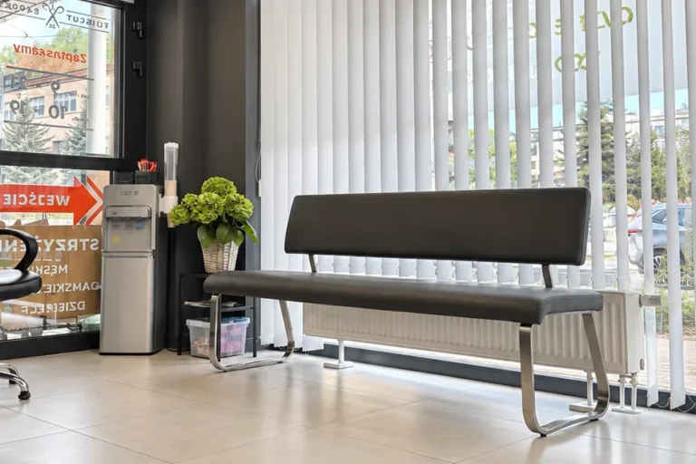Зона очікування – Перукарня Haircut Express, ul. Zwierzyniecka 32/39, Познань