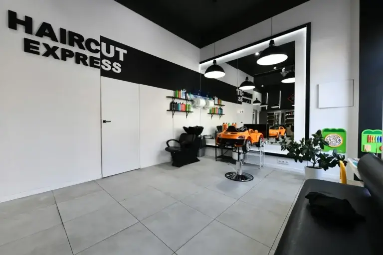 Myjnia, fotelik dla dzieci i kącik zabaw w salonie Haircut Express przy ul. Targowej 61