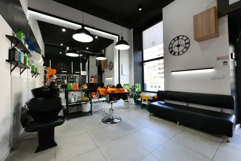 Strefa oczekiwania w klimatyzowanym salonie Haircut Express na Pradze-Północ