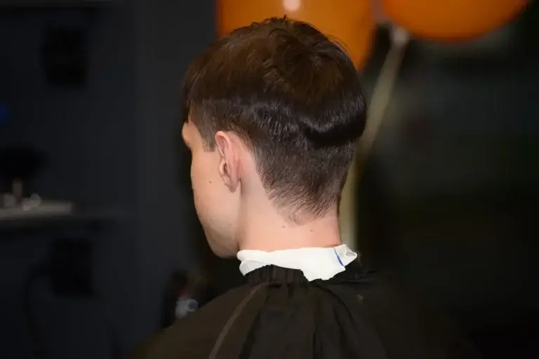 Męskie strzyżenie w salonie Haircut Express przy ul. Obrzeżnej 1 – widok z tyłu