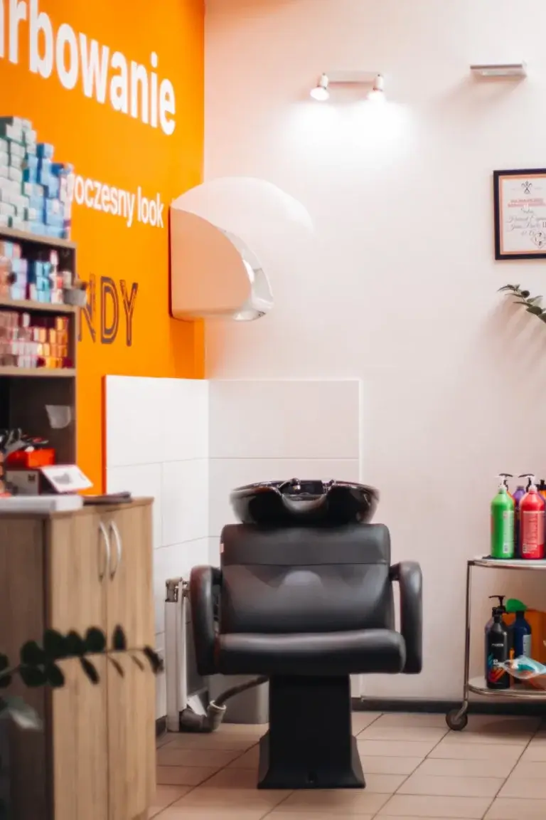 Myjnia w salonie fryzjerskim Haircut Express na granicy Śródmieścia i Woli