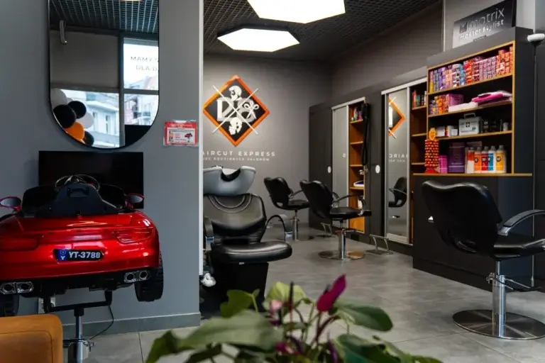 Fotelik w kształcie samochodu do strzyżenia dzieci w salonie Haircut Express na Turzynie w Szczecinie