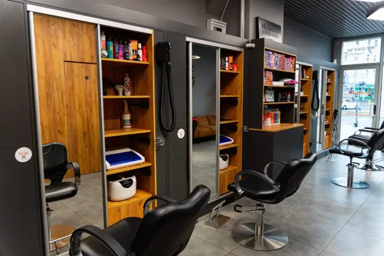 Stanowiska fryzjerskie w salonie Haircut Express przy al. Bohaterów Warszawy w Szczecinie