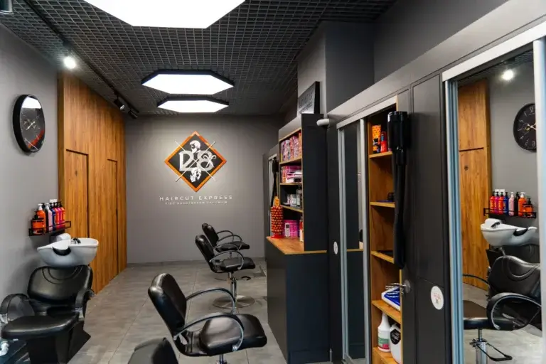 Wnętrze salonu Haircut Express na Turzynie w Szczecinie – stanowiska fryzjerskie i myjnia