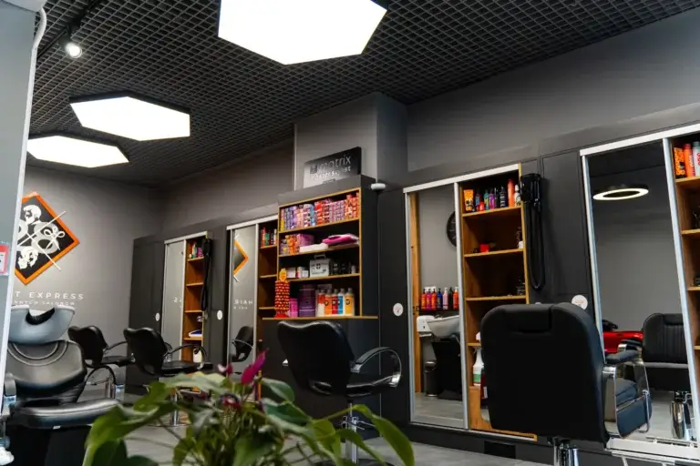 Sala salonu fryzjerskiego Haircut Express przy al. Bohaterów Warszawy 17 w Szczecinie