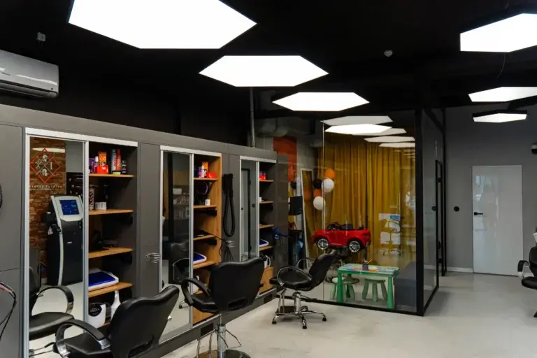 Stanowiska fryzjerskie w salonie Haircut Express przy ul. Powstańców Śląskich 2 w Szczecinie