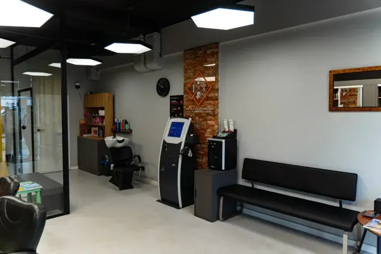 Strefa oczekiwania i terminal płatniczy w salonie Haircut Express na Nowym Mieście w Szczecinie