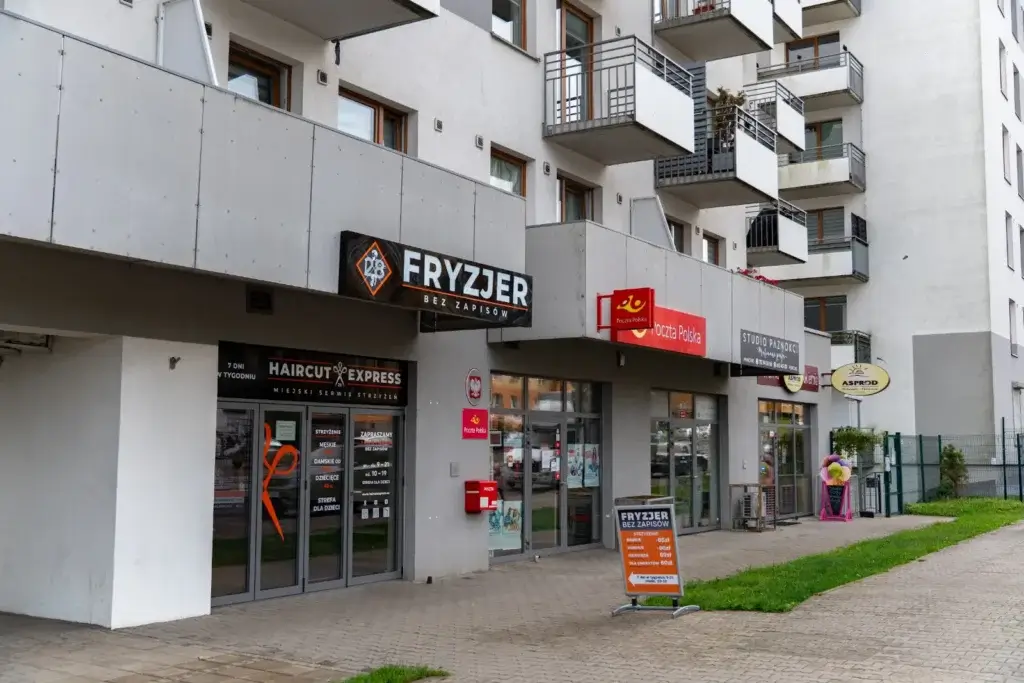 Salon fryzjerski Haircut Express przy ul. Powstańców Śląskich 2 w Szczecinie – szyld „Fryzjer bez zapisów” i stojak z cennikiem
