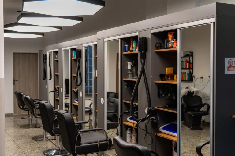 Stanowiska fryzjerskie w salonie Haircut Express przy ul. Rayskiego 27 w centrum Szczecina