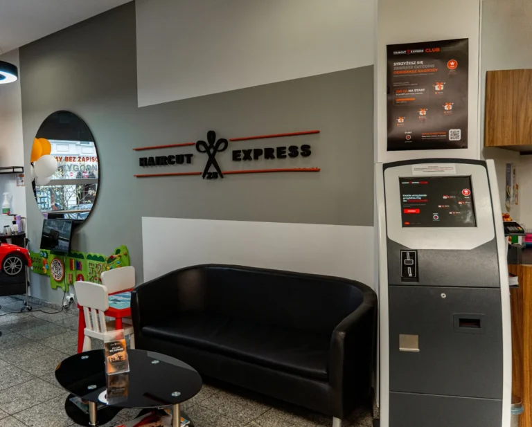 Strefa oczekiwania, terminal płatniczy i fotelik dla dzieci w salonie Haircut Express przy ul. Rayskiego w Szczecinie