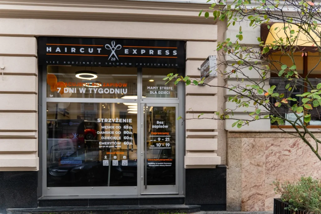 Salon fryzjerski Haircut Express przy ul. Rayskiego 27 w Szczecinie – witryna z cennikiem i godzinami otwarcia