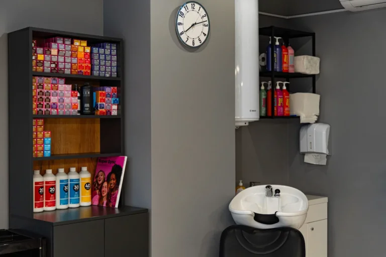Myjnia w salonie fryzjerskim Haircut Express przy ul. Rydla 51b w Szczecinie