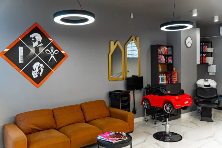 Strefa oczekiwania i fotelik-samochodzik dla dzieci w salonie Haircut Express na Prawobrzeżu w Szczecinie