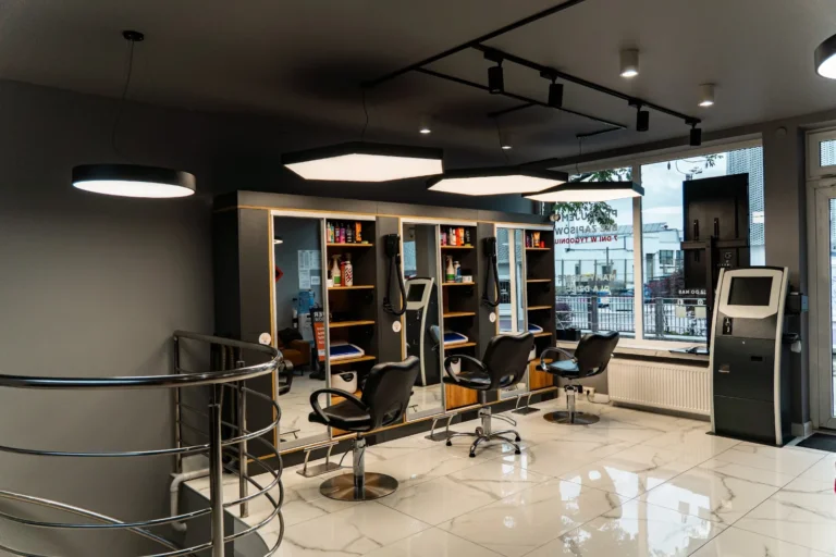 Wnętrze salonu Haircut Express przy ul. Rydla 51b na osiedlu Słonecznym w Szczecinie – stanowiska fryzjerskie
