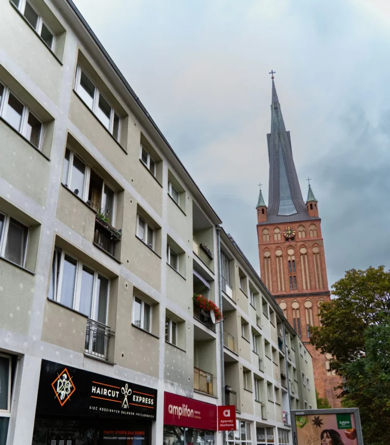 Ulica Wyszyńskiego w Szczecinie z salonem Haircut Express i wieżą Bazyliki Archikatedralnej św. Jakuba w tle
