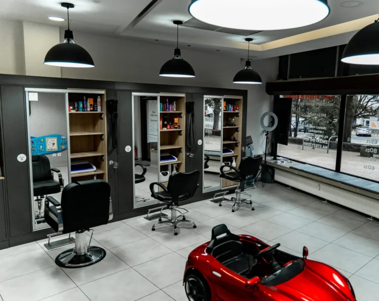 Wnętrze salonu fryzjerskiego Haircut Express przy ul. Wyszyńskiego 13 w Szczecinie