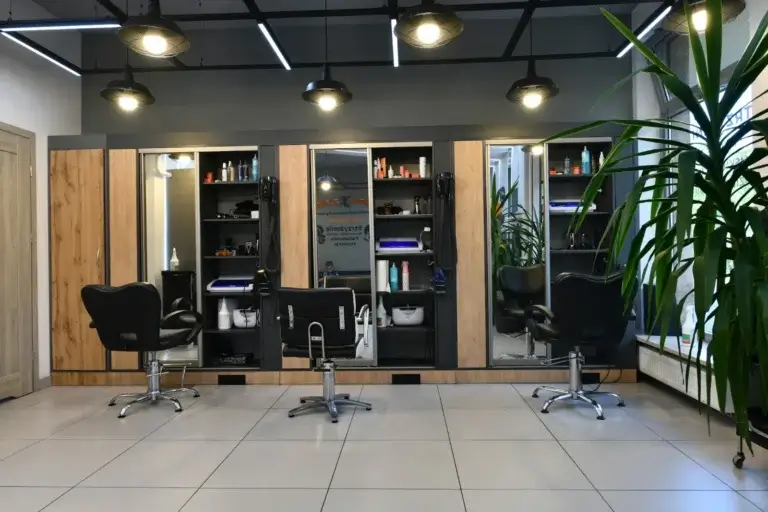 Stanowiska fryzjerskie w salonie Haircut Express przy ul. Skoroszewskiej 5 – fryzjer bez zapisów w Ursusie