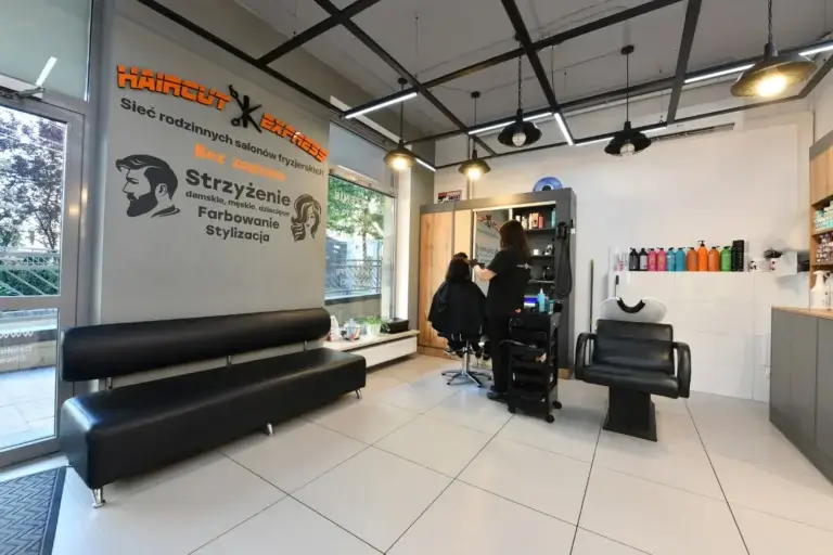 Strefa oczekiwania i myjnia w salonie fryzjerskim Haircut Express przy ul. Skoroszewskiej 5