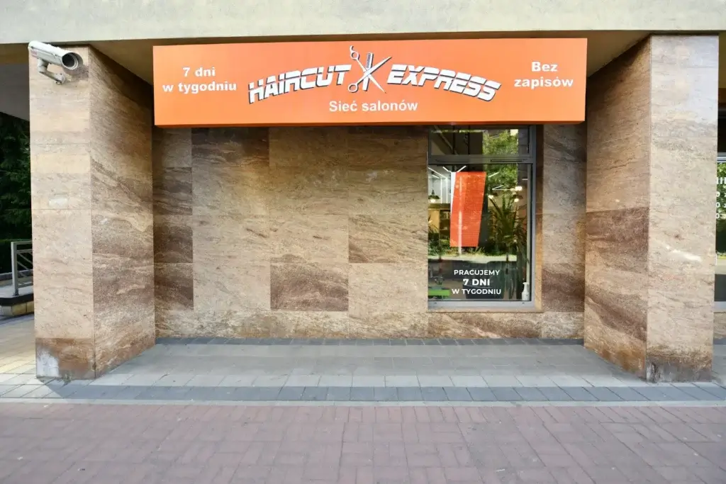 Wejście do salonu fryzjerskiego Haircut Express przy ul. Skoroszewskiej 5 w Ursusie (Skorosze)